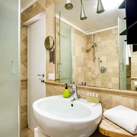 Charming Flat 1 Minute On Foot From Colosseum דירה *