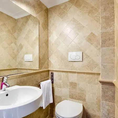 Charming Flat 1 Minute On Foot From Colosseum شقة *